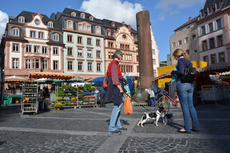 Markt in Mainz lizenzfreie stockfotografie Markt in Mainz lizenzfreie stockfotografie