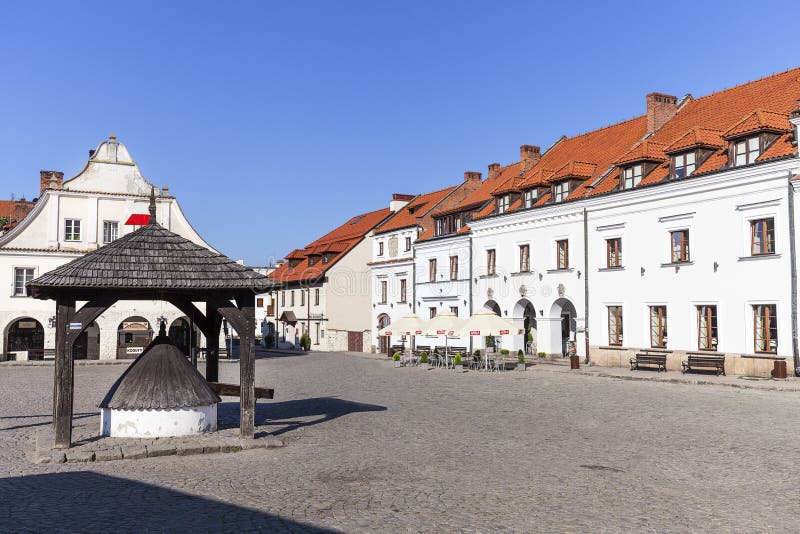 Markt in oude houten stad van Kazimierz Dolny bij Vistula-rivier, goed, Polen stock foto Markt in oude houten stad van Kazimierz Dolny bij Vistula-rivier, goed, Polen stock foto