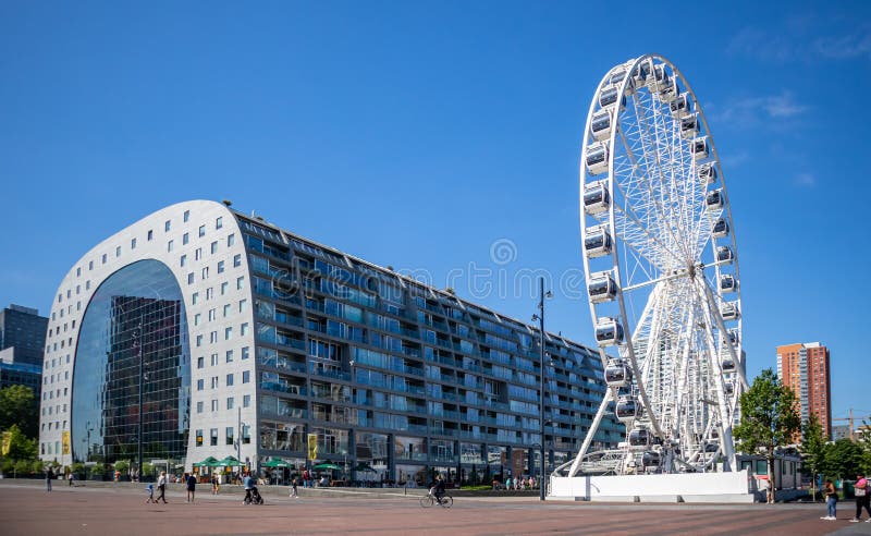 Markthal Ρότερνταμ, Κάτω Χώρες Ρόδα και άνθρωποι Ferris που περπατούν γύρω στοκ εικόνες Markthal Ρότερνταμ, Κάτω Χώρες Ρόδα και άνθρωποι Ferris που περπατούν γύρω στοκ εικόνες