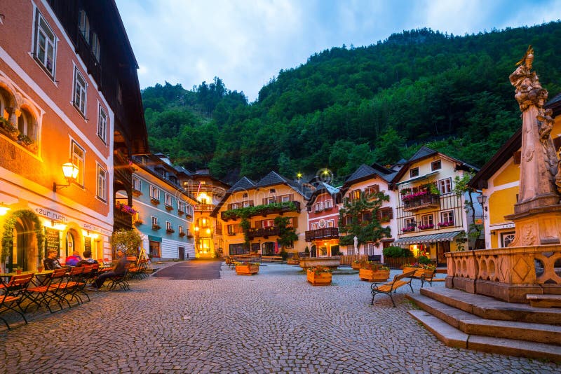 Marktplatz in Hallstatt, Österreich Hallstatt ist das historische Dorf, das in den österreichischen Alpen gelegen ist lizenzfreie stockbilder Marktplatz in Hallstatt, Österreich Hallstatt ist das historische Dorf, das in den österreichischen Alpen gelegen ist lizenzfreie stockbilder