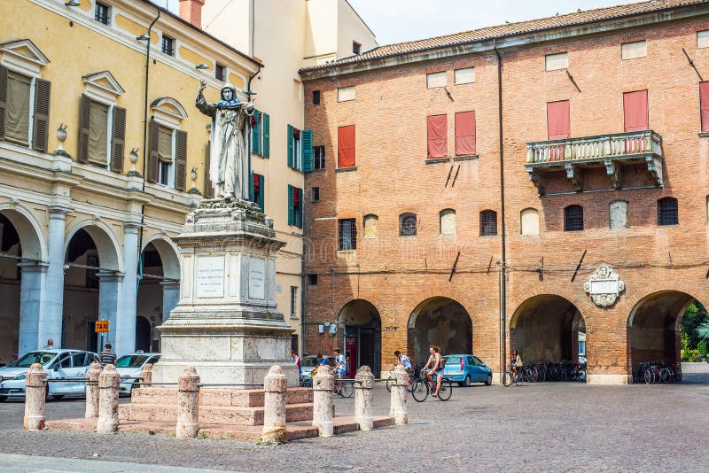 Marktplatz Savonarola-Quadrat von Ferrara Emilia-Romagna Italien lizenzfreie stockfotografie Marktplatz Savonarola-Quadrat von Ferrara Emilia-Romagna Italien lizenzfreie stockfotografie