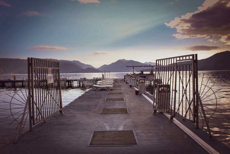 Marmaris praia montanhas nuvens paisagem de verão céu imagens de stock royalty free