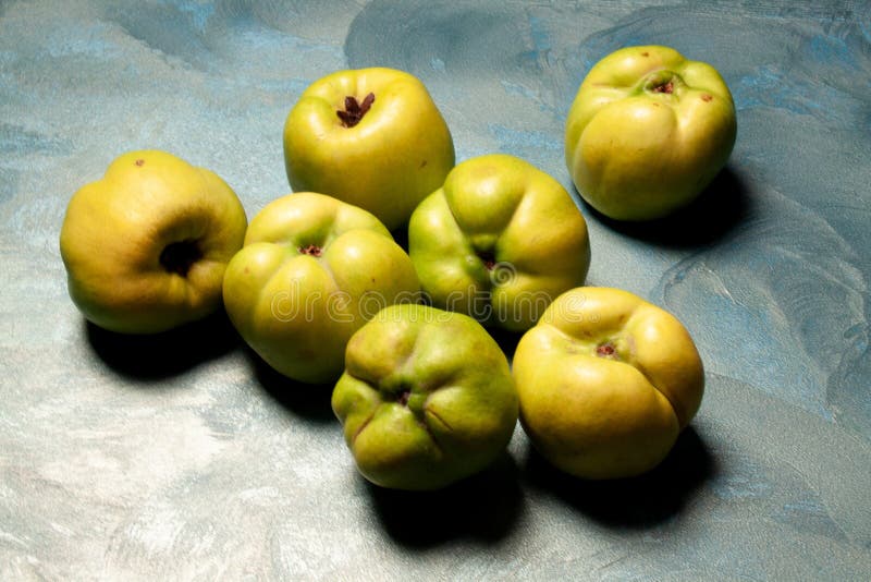 Marmelos turcos em uma superfície esmeralda fotografia de stock royalty free Marmelos turcos em uma superfície esmeralda fotografia de stock royalty free