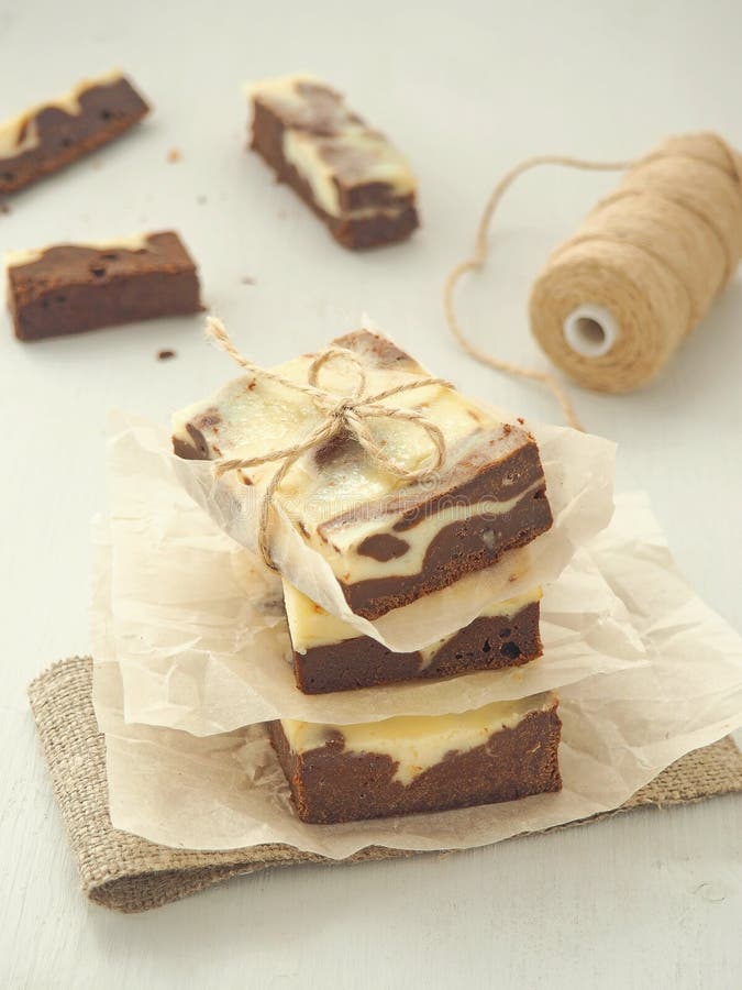 Marmer brownies als gift De cake van de twee die kleurenchocolade in vierkante stukken wordt gesneden Brownie Cheesecake Selectie stock foto's Marmer brownies als gift De cake van de twee die kleurenchocolade in vierkante stukken wordt gesneden Brownie Cheesecake Selectie stock foto's