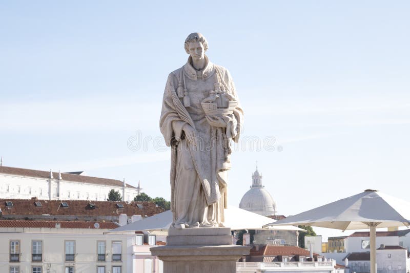 Marmerbeeld van saint vincent door beroemde portugese beeldhouwer raul maria xavier in lissabon portugal.
