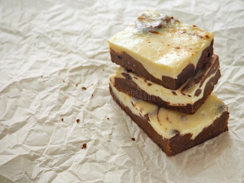 Marmeren die chocolade brownies op perkament wordt geschikt stock afbeeldingen Marmeren die chocolade brownies op perkament wordt geschikt stock afbeeldingen