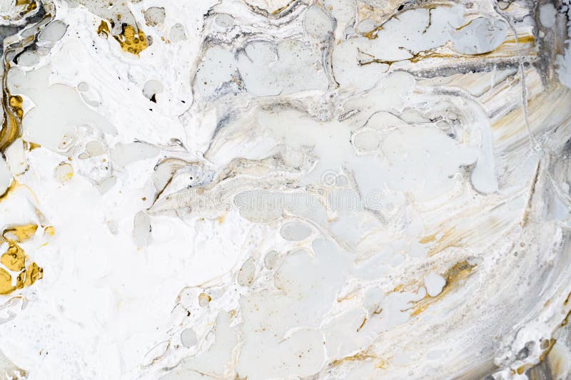 Marmeren textuur als achtergrond met gouden, zwarte, grijze en witte kleuren, die acryl het gieten middelgrote kunsttechniek gebr