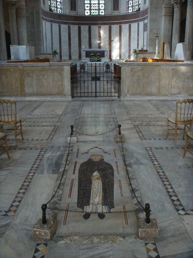 Marmeren vloer van de kerk van Heilige Sabina in het district Aventino in Rome, Italië