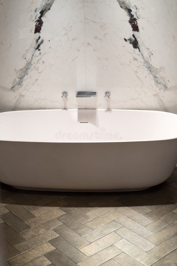 Glattes Badezimmer Mit Freistehender Badewanne Und Weg In Der Dusche