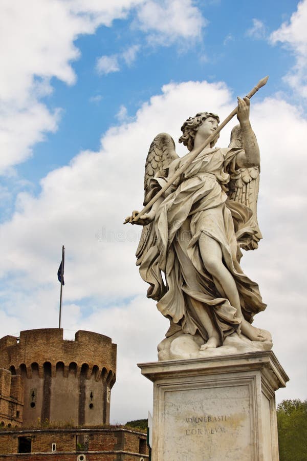Marmorstatue des Engels durch Bernini vor dem hintergrund der Form stockfotos Marmorstatue des Engels durch Bernini vor dem hintergrund der Form stockfotos