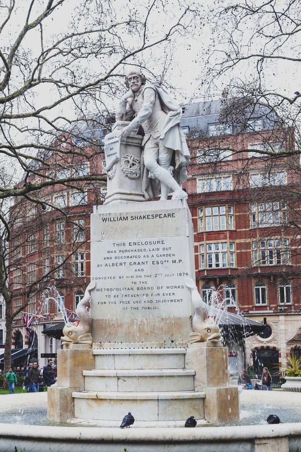 Marmorstatue von William Shakespeare am Leicester-Quadrat-Garten in London, Vereinigtes Königreich stockfotografie Marmorstatue von William Shakespeare am Leicester-Quadrat-Garten in London, Vereinigtes Königreich stockfotografie