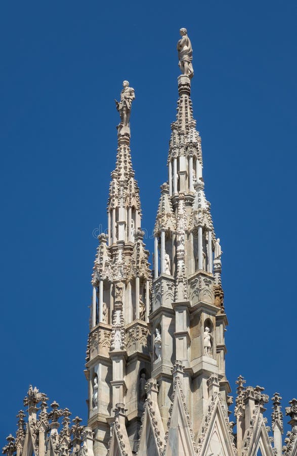 Marmorstatuen auf Kathedralendach stockbild Marmorstatuen auf Kathedralendach stockbild