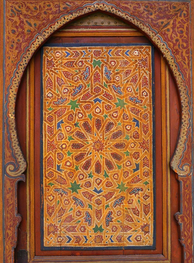 Marocko Marrakesh Detalj av ett medeltida målat symmetriskt islamiskt för trädörrpanel - Arabesquestil arkivbilder Marocko Marrakesh Detalj av ett medeltida målat symmetriskt islamiskt för trädörrpanel - Arabesquestil arkivbilder