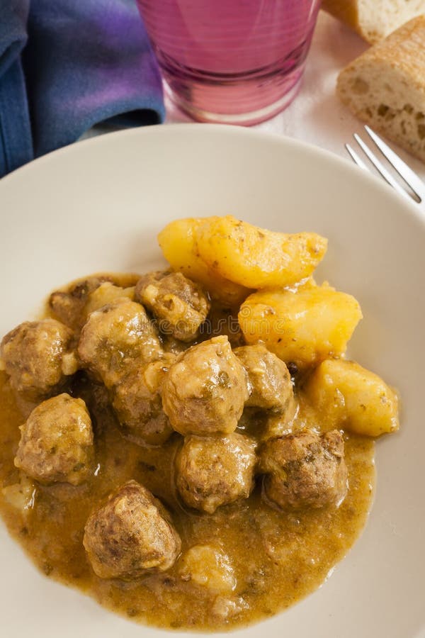 Marokańskie klocki kefta tajine na stole zdjęcia royalty free