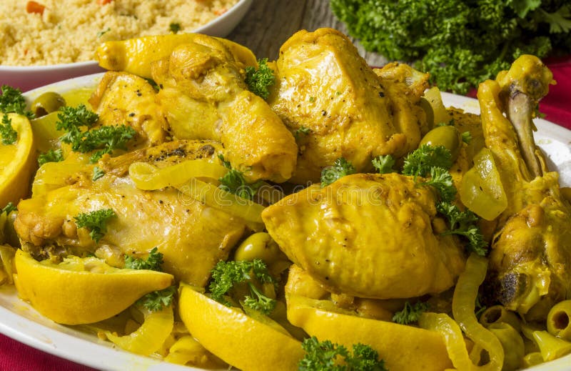 Tagine Mit Gekochtem Huhn Und Gemüse Traditionelle Marokkanische Küche ...