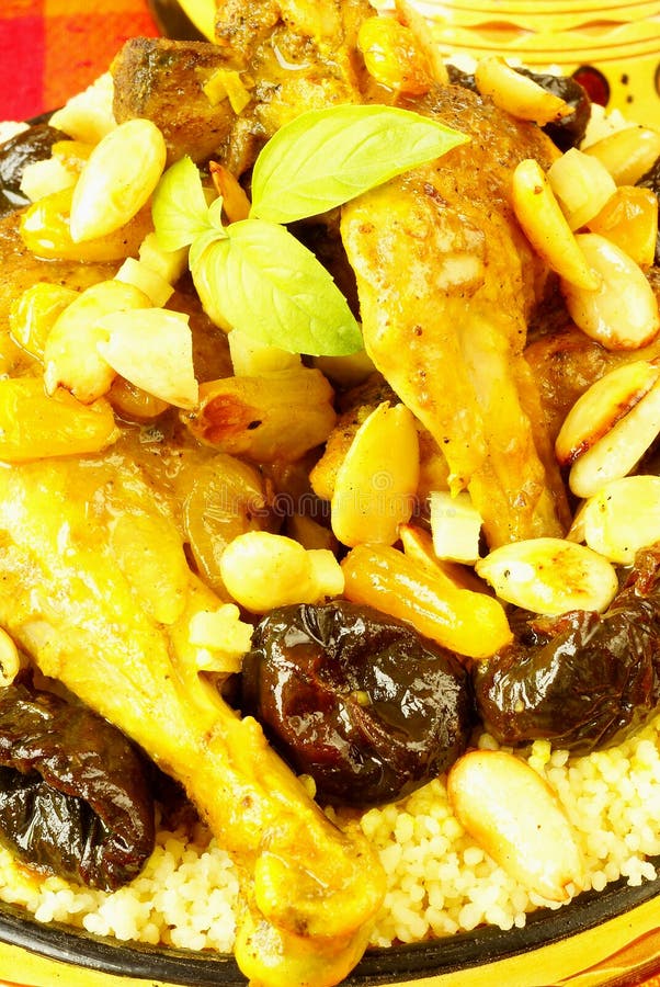 Marokkanisches Huhn Mit Pflaumen Und Mandeln Stockfoto - Bild von ...