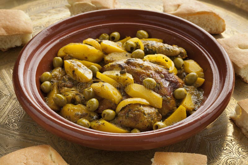 Marokkanisches Tajine Mit Huhn, Pototoes Und Oliven Stockfoto - Bild ...