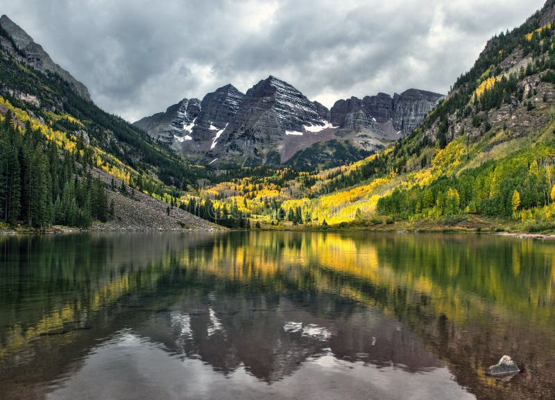 Maroon Bells peaks and fall colors in the Rocky Mountain National Park