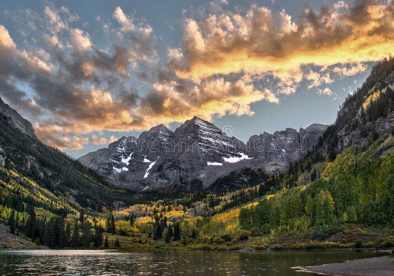 Maroon Bells peaks and fall colors in the Rocky Mountain National Park