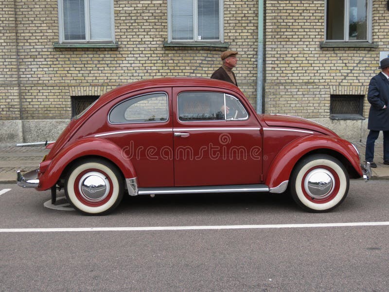 https://thumbs.dreamstime.com/b/maroon-volkswagen-beetle-goteburg-sweden-circa-august-car-parked-street-98235697.jpg