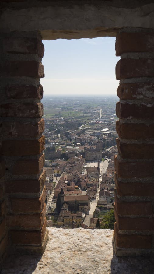 Marostica, Vicenza, Italië Landschap van het hogere kasteel naar de lagere stad royalty-vrije stock afbeelding Marostica, Vicenza, Italië Landschap van het hogere kasteel naar de lagere stad royalty-vrije stock afbeelding