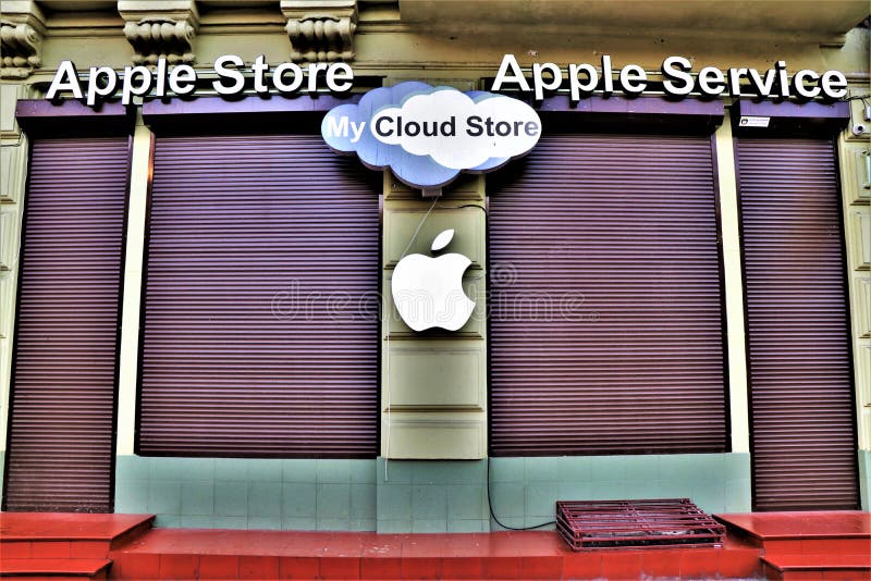 Marque et logo d'Apple Dans un magasin d'Apple image libre de droits Marque et logo d'Apple Dans un magasin d'Apple image libre de droits