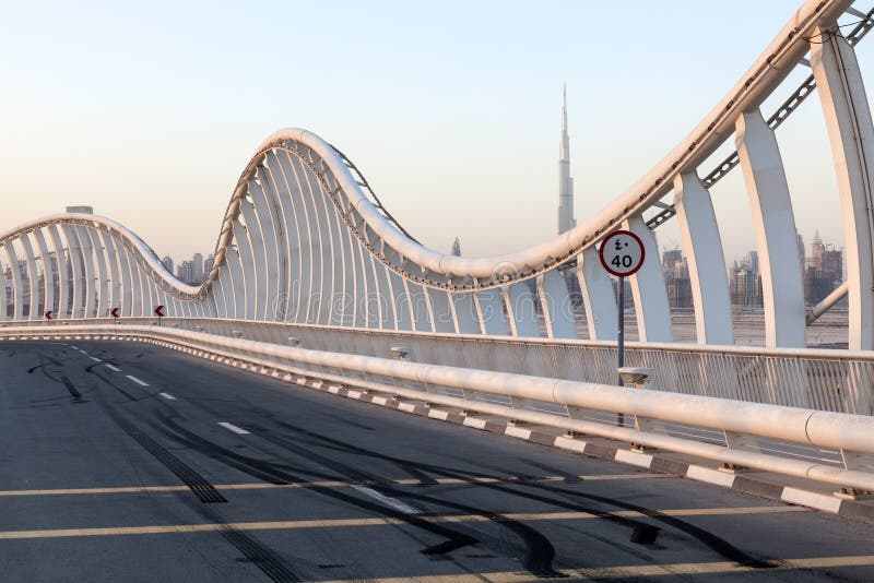 Marques de dérapage au pont de Meydan à Dubaï photographie stock Marques de dérapage au pont de Meydan à Dubaï photographie stock