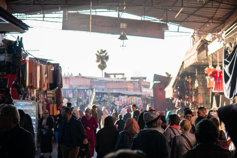 Marrakech, Maroc - Janvier 2019 : Foule de personnes se promenant au souk bazar, grand marché de rue, sur la célèbre place Jemaa photos libres de droits Marrakech, Maroc - Janvier 2019 : Foule de personnes se promenant au souk bazar, grand marché de rue, sur la célèbre place Jemaa photos libres de droits