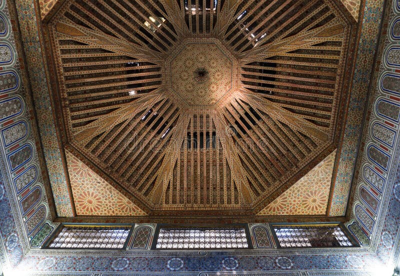 MARRAKESCH, MAROKKO - 20. JANUAR: Traditioneller arabischer Entwurf der marokkanischen Architektur - Rich Riyad Dar Si Said-Mosai