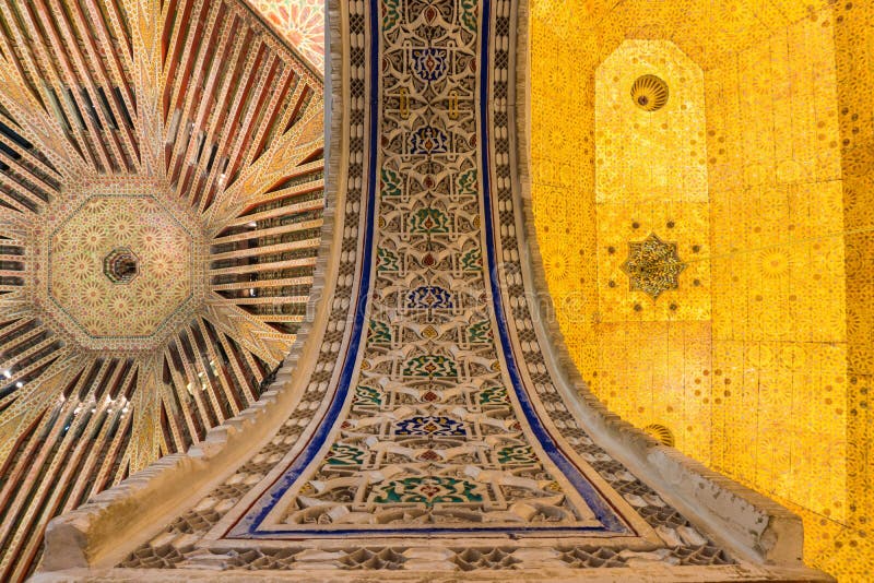 MARRAKESCH, MAROKKO - 20. JANUAR: Traditioneller arabischer Entwurf der marokkanischen Architektur - Rich Riyad Dar Si Said-Mosai