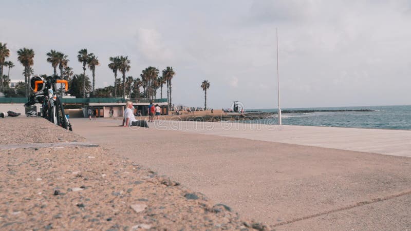 16 mars 2019/Chypre, Paphos. Belle promenade touristique avec des gens marchant le long de la plage. Zone touristique avec cafÃ©s