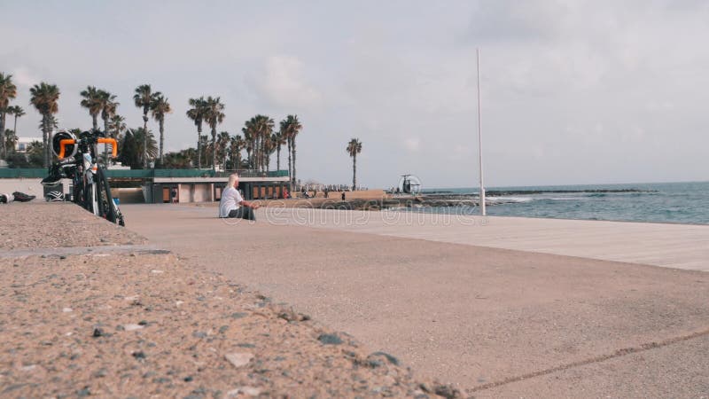 16 mars 2019/Chypre, Paphos Belle promenade touristique avec des gens marchant le long de la plage Zone touristique avec cafés et