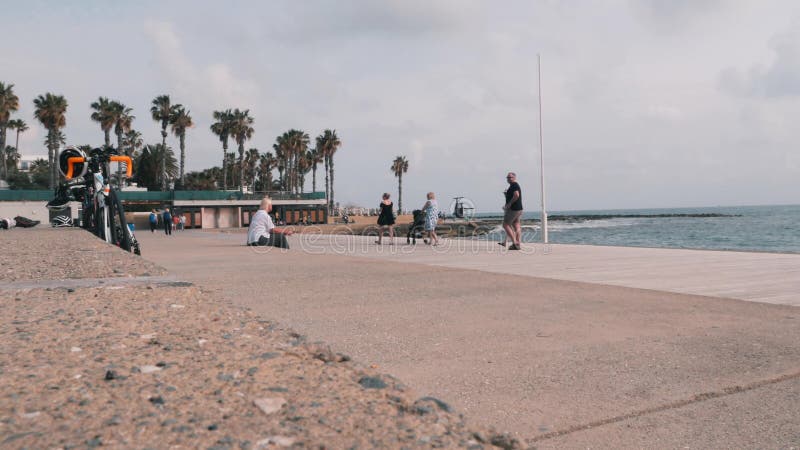 16 mars 2019/Chypre, Paphos. Promenade touristique animÃ©e avec des gens marchant le long de l'embarcadÃ¨re. Vacances d'Ã©tÃ© Ã  l