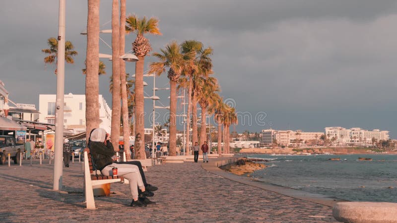 16 mars 2019/Chypre, promenade touristique Paphos Ã  Paphos, Chypre. Les gens marchant sur le quai. Chemin piÃ©tonnier avec des ge