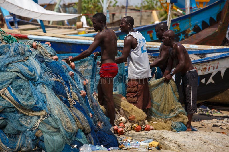 MARS 18 för ½ för ACCRA GHANA ï¿: Oidentifierade ghananska fiskare som gör t royaltyfri fotografi