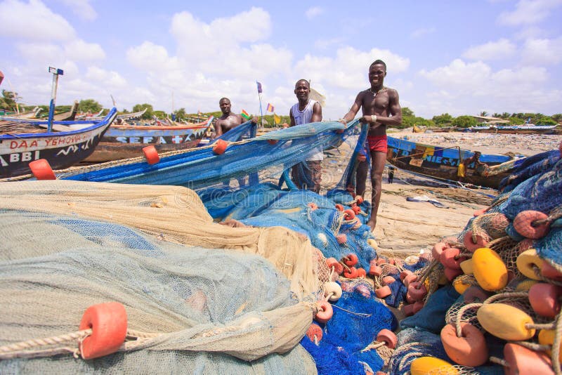 MARS 18 för ½ för ACCRA GHANA ï¿: Oidentifierade ghananska fiskare som gör t royaltyfria bilder