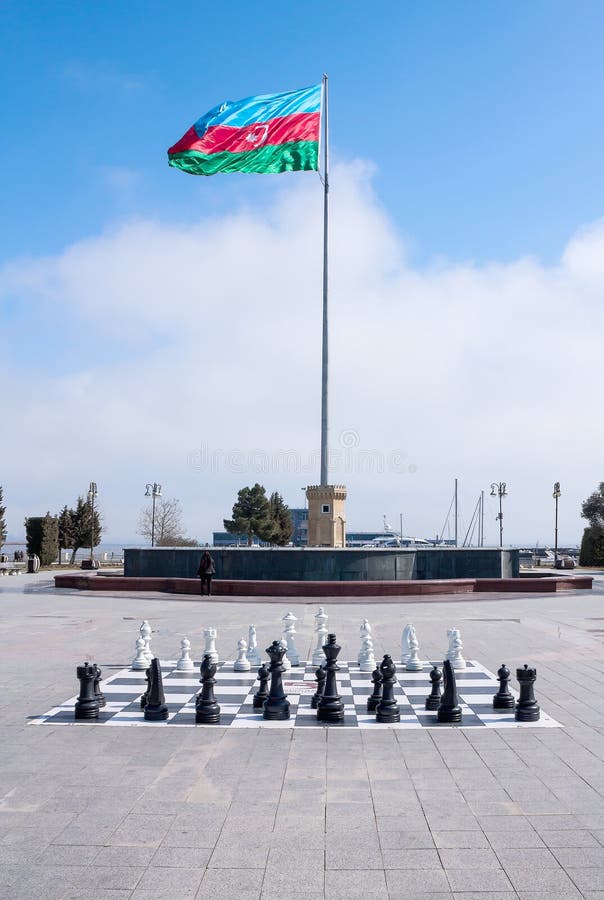 10 mars 2017, place d'Azneft, Bakou, Azerbaïdjan Un grand échiquier en parc de bord de la mer, enfants jouant des échecs photographie stock libre de droits 10 mars 2017, place d'Azneft, Bakou, Azerbaïdjan Un grand échiquier en parc de bord de la mer, enfants jouant des échecs photographie stock libre de droits