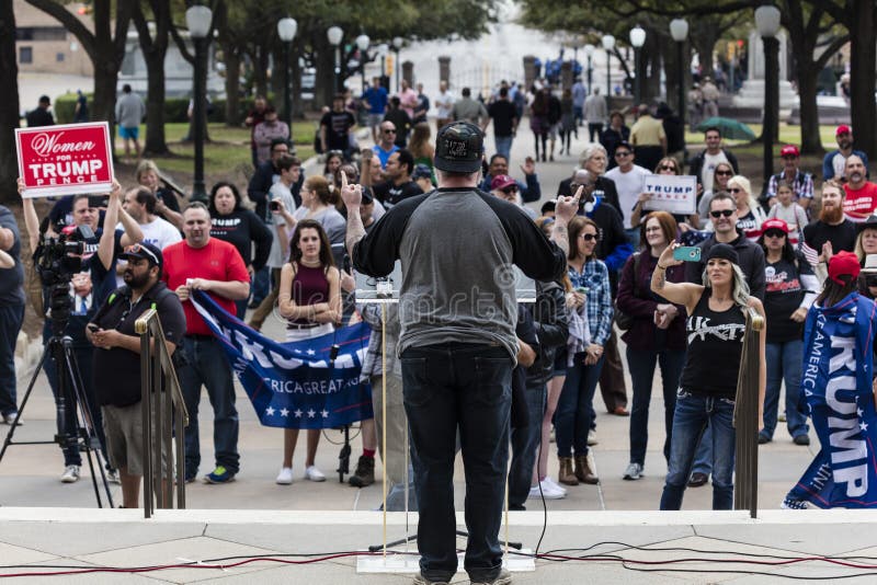 MARS 3, 2018, PRO-TRUMP SAMLAR, AUSTIN TEXAS - dentrumf aktivisthållen samlar understödjande president Texas vinge royaltyfria foton MARS 3, 2018, PRO-TRUMP SAMLAR, AUSTIN TEXAS - dentrumf aktivisthållen samlar understödjande president Texas vinge royaltyfria foton