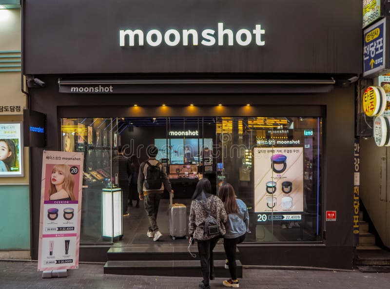 Mars 2019 - Séoul, Corée du Sud : Le stock des cosmétiques sud-coréens stigmatisent Moonshot, possédé par divertissement de YG, d images libres de droits Mars 2019 - Séoul, Corée du Sud : Le stock des cosmétiques sud-coréens stigmatisent Moonshot, possédé par divertissement de YG, d images libres de droits