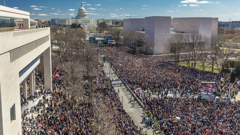 MARS 24, 2018: Washington D C Hundratals tusentals samlar på den Pennsylvania avenyn, NW in Demokrati skola
