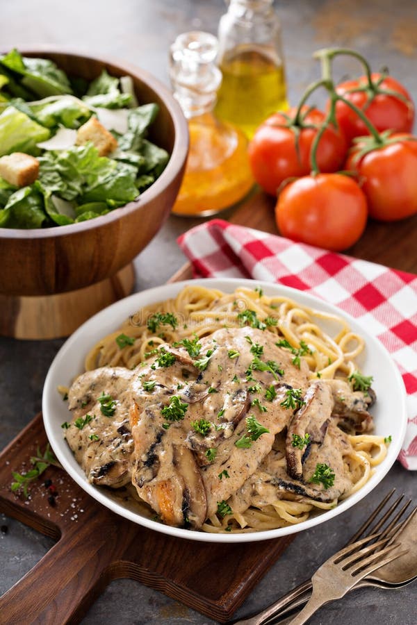 Marsala del pollo con las pastas imagen de archivo Marsala del pollo con las pastas imagen de archivo