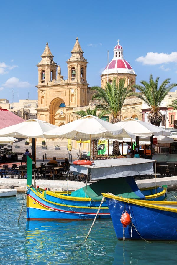 Marsaxlokk ett traditionellt maltese fiskeläge, Malta arkivbild Marsaxlokk ett traditionellt maltese fiskeläge, Malta arkivbild