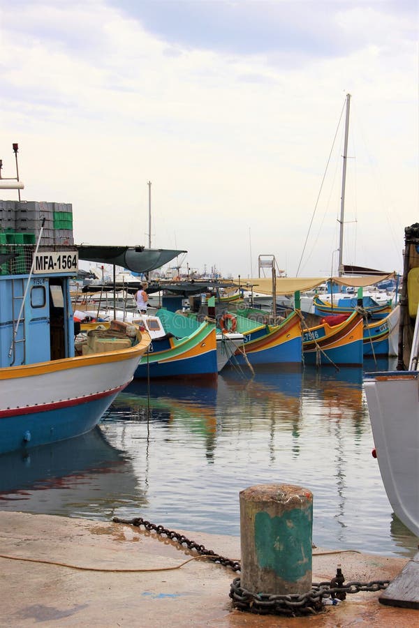 Marsaxlokk Malta, Augusti 2015 Fartyg för att fiska på pir i fjärden royaltyfria foton Marsaxlokk Malta, Augusti 2015 Fartyg för att fiska på pir i fjärden royaltyfria foton
