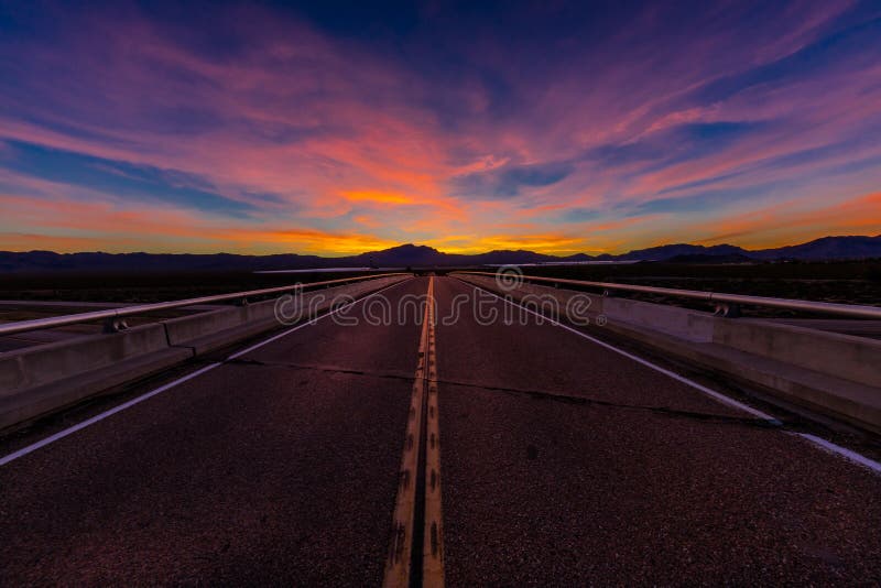 MARSCHERA 12, 2017, LAS VEGAS, NV - huvudvägplanskilda korsningen ovanför mellanstatliga 15, söder av Las Vegas, Nevada på solned