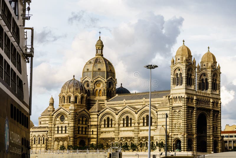 Marseille, Francja - 2019 Azamara statek wycieczkowy doked przed Marseille katedrą, Cathedrale Majeure de Marseille obraz royalty free Marseille, Francja - 2019 Azamara statek wycieczkowy doked przed Marseille katedrą, Cathedrale Majeure de Marseille obraz royalty free