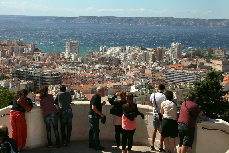 Marsella, Francia - 1 De Julio De 2014 Turistas Que Miran Marsella Foto de  archivo editorial - Imagen de islas, recreacional: 54842268