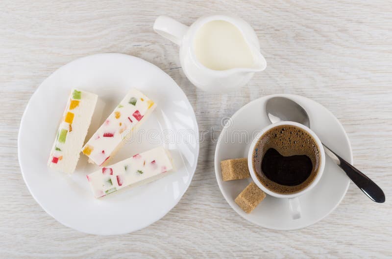 Marshmallow com doce de fruta, leite, café, colher, açúcar irregular fotografia de stock Marshmallow com doce de fruta, leite, café, colher, açúcar irregular fotografia de stock
