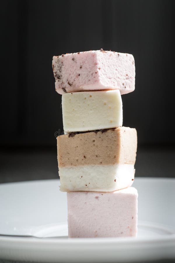 Marshmallow artesanal sobre mesa branca imagem de stock