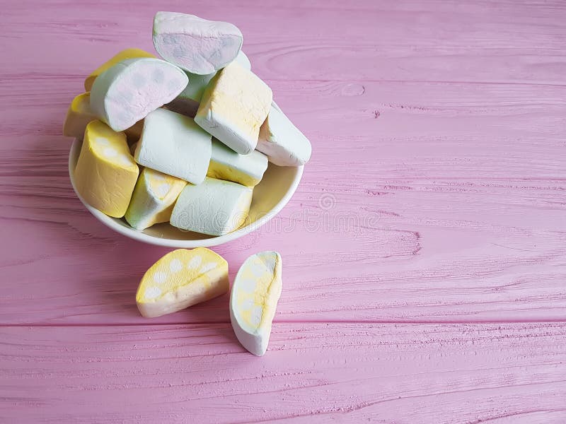 Marshmallowen på rosa trägula smaskiga lotter sockrar olikt fotografering för bildbyråer Marshmallowen på rosa trägula smaskiga lotter sockrar olikt fotografering för bildbyråer