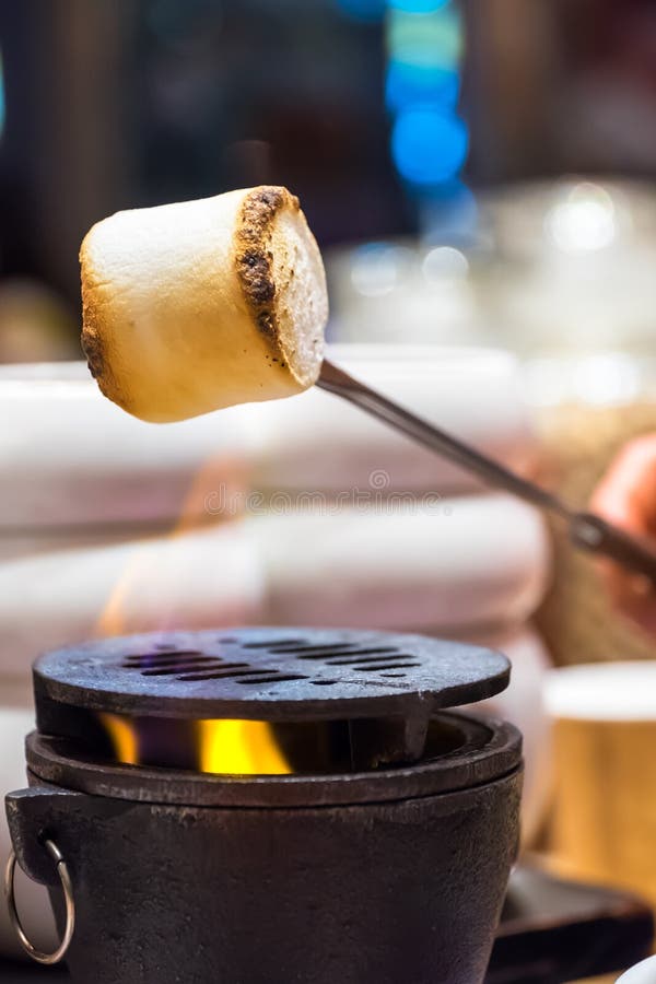 Assar marshmallows fotos de stock royalty free